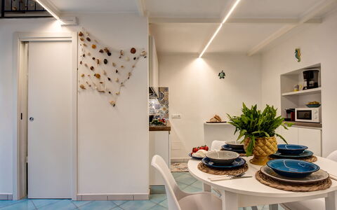Casetta Di Laura In Massa Lubrense: Pianta, Tavolo, Sedia, Illuminazione, Pianta Della Casa, Vaso Di Fiori, Interior Design, Pavimentazione, Pavimento