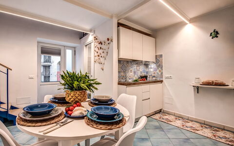 Casetta Di Laura In Massa Lubrense: Cornice, Proprietà, Pianta, Tavolo, Finestra, Pianta Della Casa, Vaso Di Fiori, Azzurro, Legna, Interior Design