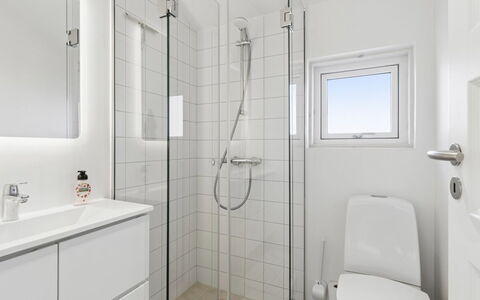 Vamika - 300M from the Sea: Idraulico Fixture, Pavimento, Interior Design, Pavimentazione, Bagno, Idraulico, Gabinetto, Soffitto, Lavello, Rubinetto