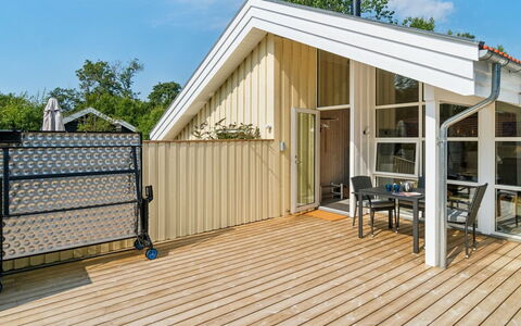 Vamika - 300M from the Sea: Legna, Casa, Latifoglie, Plank, Materiale Composito, Portico, Villetta, Deck, Color Legno, Raccordo