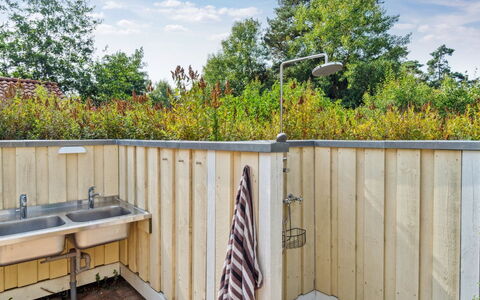 Vamika - 300M from the Sea: Legna, Materiale Composito, Color Legno, Backyard, Giardino, Latifoglie, Plank, Recinzione, Deck, Cortile