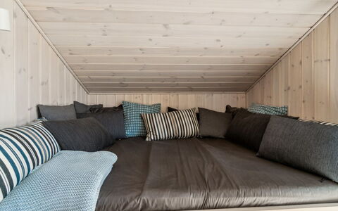 Vamika - 300M from the Sea: Legna, Mobilia, Pavimento, Interior Design, Pavimentazione, Biancheria, Camera Da Letto, Illuminazione, Camera, Letto