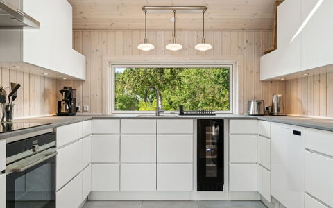 Vamika - 300M from the Sea: Cucina, Legna, Pavimentazione, Controsoffitto, Elettrodomestico Da Cucina, Interior Design, Soffitto, Cabinetry, Pavimento, Pavimento In Legno
