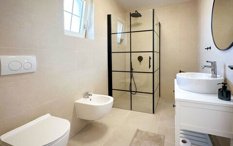 Villa Gaudeo: Mobiletto Del Bagno, Idraulico Fixture, Proprietà, Lavello, Specchio, Lavandino Del Bagno, Rubinetto, Cabinetry, Finestra, Bagno