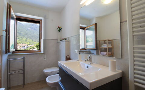 Apartment With Garden, Del Corlo Lake, Belluno: Rubinetto, Specchio, Idraulico Fixture, Lavello, Mobiletto Del Bagno, Proprietà, Lavandino Del Bagno, Costruzione, Bagno, Azzurro
