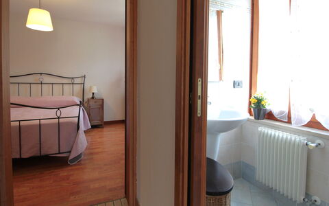 Apartment With Garden, Del Corlo Lake, Belluno: Proprietà, Mobilia, Tessile, Illuminazione, Interior Design, Comfort, Pianta, Legna, Pavimento, Immobiliare
