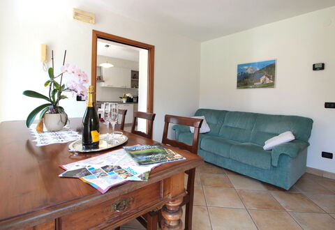 Apartment With Garden, Del Corlo Lake, Belluno: Tavolo, Mobilia, Cornice, Proprietà, Pianta, Divano, Verde, Fiore, Interior Design, Legna