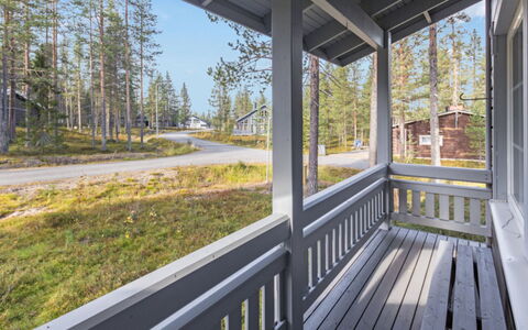 Eki-Ylläs a: Mobilia, Interior Design, Pavimentazione, Pavimento, Tavolo, Soffitto, Cucina & Sala Da Pranzo Tavolo, Illuminazione, Sedia, Casa
