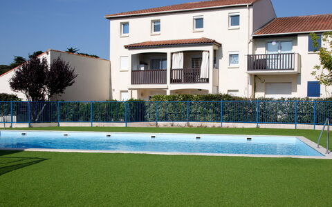Port Saint-Jacques: Piscina, Prato, Giardino, Tempo Libero, Estate, Cortile, Shade, Erba Sintetica, Villa, Backyard