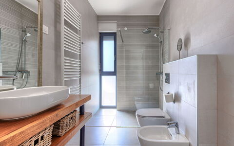 Bianca: Rubinetto, Proprietà, Idraulico Fixture, Vasca Da Bagno, Lavello, Bagno, Lavandino Del Bagno, Illuminazione, Interior Design