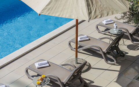 Bianca: Acqua, Mobili Da Esterno, Shade, Ombrello, Tavolo, Pavimento, Urban Design, Tempo Libero, Lettino, Costruzione