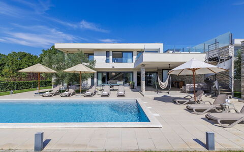Bianca: Cielo, Acqua, Piscina, Pianta, Costruzione, Azzurro, Shade, Casa, Mobili Da Esterno, Nube