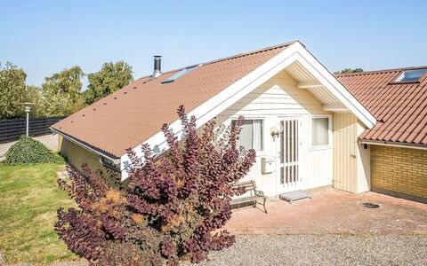 Hedde - 100M from the Sea: Blu, Arbusto, Villetta, Groundcover, Giardino, Estate, Shade, Landscaping, Agriturismo, Eco Hotel