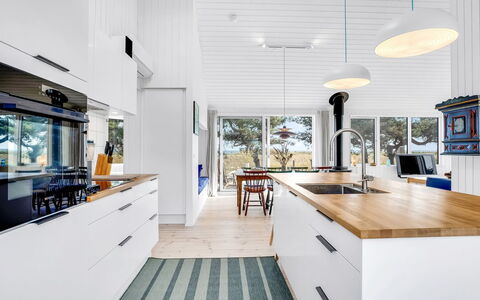 Kaila - 50M from the Sea: Cucina, Pavimentazione, Controsoffitto, Interior Design, Legna, Mobilia, Pavimento, Pavimento In Legno, Soffitto, Cabinetry