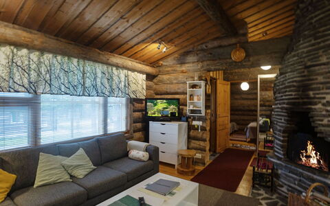 Kaukonkelo: Mobilia, Interior Design, Legna, Soffitto, Pavimentazione, Divano, Soggiorno, Pavimento, Casa, Camera