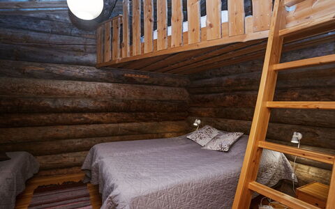 Kaukonkelo: Camera Da Letto, Legna, Lenzuolo, Letto, Bedding, Pavimento, Pavimentazione, Interior Design, Mobilia, Telaio Del Letto