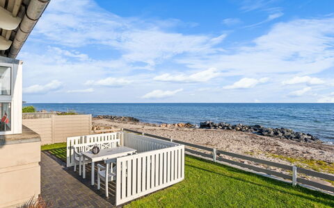 Diderik - 5M from the Sea: Blu, Arbusto, Villetta, Groundcover, Giardino, Estate, Shade, Landscaping, Agriturismo, Eco Hotel