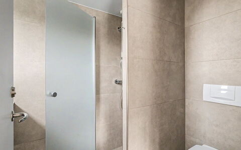 Diderik - 5M from the Sea: Parete, Pavimentazione, Toilet Seat, Idraulico Fixture, Bagno, Gabinetto, Pavimento, Interior Design, Idraulico, Piastrella