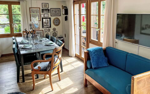 Chalet Tannengüetli: Tavolo, Mobilia, Cornice, Proprietà, Divano, Finestra, Azzurro, Legna, Interior Design, Illuminazione