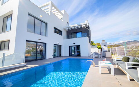 Villa Dorada: Cielo, Proprietà, Giorno, Acqua, Nube, Piscina, Finestra, Costruzione, Pianta, Azzurro