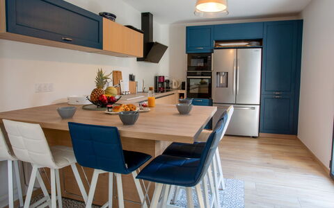 Ker Rohan: Cabinetry, Mobilia, Tavolo, Controsoffitto, Azzurro, Legna, Sedia, Cucina, Interior Design, Pavimentazione