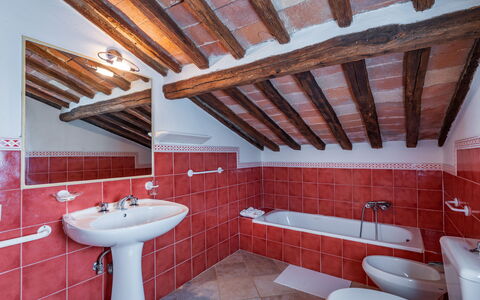 Villa Pietrafitta: Rubinetto, Idraulico Fixture, Proprietà, Lavello, Bagno, Lavandino Del Bagno, Illuminazione, Interior Design, Viola, Legna
