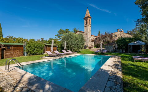 Villa Pietrafitta: Acqua, Pianta, Cielo, Proprietà, Costruzione, Piscina, Natura, Azzurro, Albero, Erba