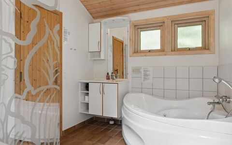Tyyne - 250M from the Sea: Pavimentazione, Interior Design, Idraulico Fixture, Pavimento, Legna, Soffitto, Camera, Rubinetto, Idraulico, Bagno