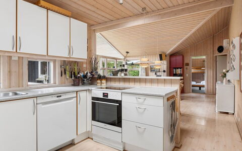 Tyyne - 250M from the Sea: Cucina, Legna, Controsoffitto, Interior Design, Mobilia, Soffitto, Elettrodomestico Da Cucina, Pavimentazione, Cabinetry, Apparecchio Major