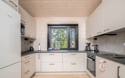 Sjöboda Hill: Legna, Cucina, Controsoffitto, Interior Design, Pavimentazione, Cabinetry, Casa, Pavimento, Soffitto, Elettrodomestico Da Cucina