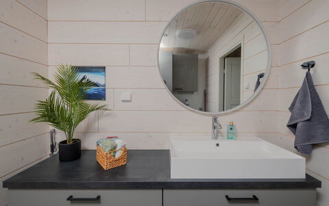 Sjöboda Hill: Lavandino Del Bagno, Pavimentazione, Idraulico Fixture, Interior Design, Bagno, Lavello, Pavimento, Mobiletto Del Bagno, Rubinetto, Specchio