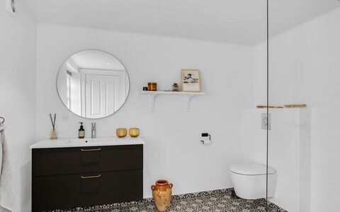 Alexi - 500M from the Sea: Idraulico Fixture, Pavimentazione, Pavimento, Interior Design, Mobiletto Del Bagno, Bagno, Idraulico, Rubinetto, Lavandino Del Bagno, Cabinetry