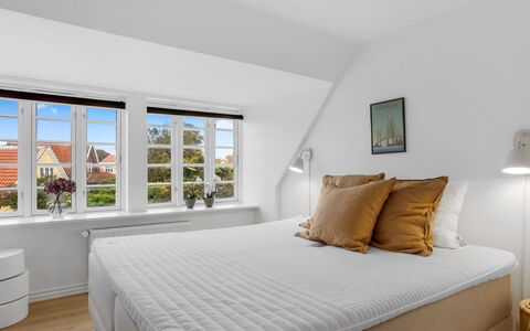 Alexi - 500M from the Sea: Letto, Camera Da Letto, Interior Design, Legna, Bedding, Pavimentazione, Pavimento, Lenzuolo, Soffitto, Biancheria
