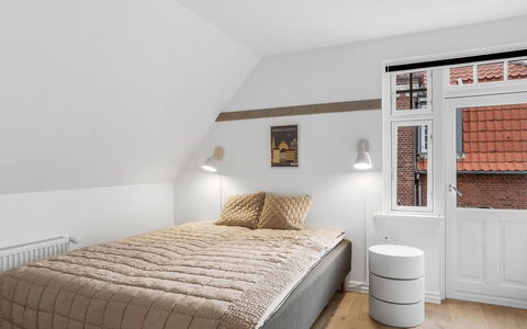 Alexi - 500M from the Sea: Letto, Interior Design, Camera Da Letto, Pavimentazione, Parete, Pavimento, Mobilia, Legna, Soffitto, Bedding