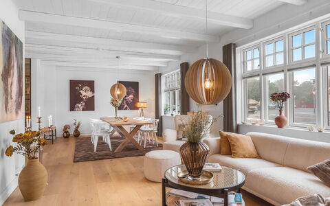 Alexi - 500M from the Sea: Interior Design, Mobilia, Legna, Pavimentazione, Soffitto, Lampada, Pavimento, Soggiorno, Pavimento In Legno, Illuminazione