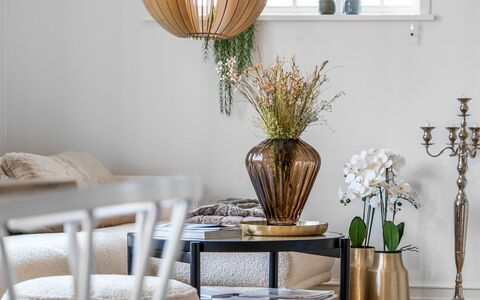 Alexi - 500M from the Sea: Mobilia, Interior Design, Tavolo, Vaso Di Fiori, Vaso, Pianta Della Casa, Sala Da Pranzo, Centrotavola, Soggiorno, Materiali Naturali