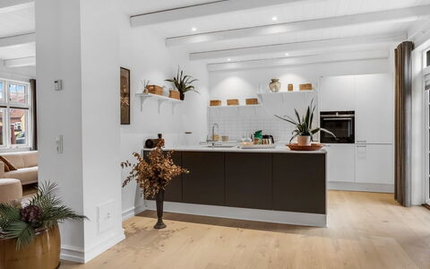 Alexi - 500M from the Sea: Mobilia, Pavimentazione, Interior Design, Pavimento In Legno, Pavimento, Legna, Soffitto, Pavimento Laminato, Cabinetry, Cucina