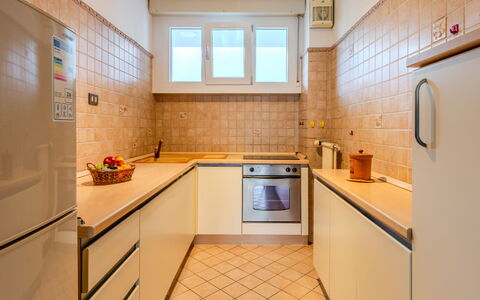 Sunnylake: Cabinetry, Lavandino Della Cucina, Lavello, Rubinetto, Proprietà, Controsoffitto, Cucina Stufa, Elettrodomestico Da Cucina, Costruzione, Cucina