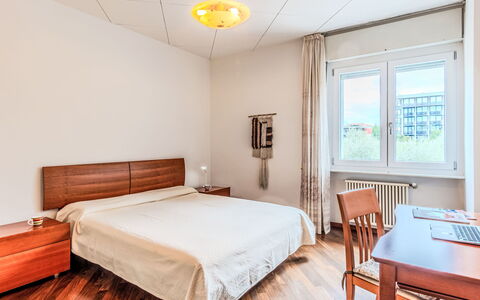 Sunnylake: Pavimentazione, Pavimento, Interior Design, Parete, Legna, Pavimento In Legno, Letto, Soffitto, Camera Da Letto, Camera