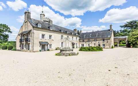 La Manoir du Moros: Nube, Cielo, Costruzione, Finestra, Pianta, Casa, Albero, Lotto, Erba, Porta