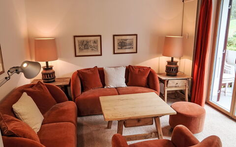 Villa Waldpark: Marrone, Mobilia, Proprietà, Cornice, Comfort, Legna, Costruzione, Tavolo, Arancia, Interior Design