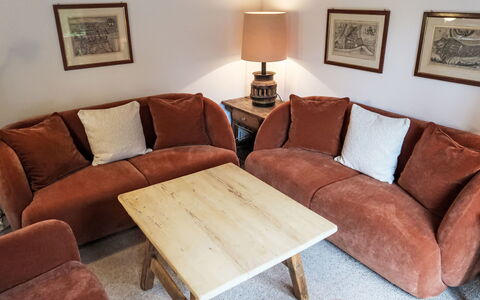 Villa Waldpark: Tavolo, Cornice, Divano, Mobilia, Costruzione, Comfort, Legna, Lampada, Illuminazione, Interior Design