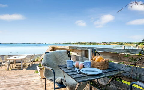 Thermund - 5M from the Sea: Legna, Casa, Portico, Deck, Latifoglie, Tetto, Color Legno, Pavimento In Legno, Eco Hotel