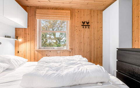 Frido - 500M from the Sea: Camera Da Letto, Legna, Interior Design, Letto, Soffitto, Pavimentazione, Pavimento, Mobilia, Lenzuolo, Bedding
