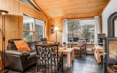 Frido - 500M from the Sea: Legna, Mobilia, Soggiorno, Interior Design, Divano, Casa, Villetta, Soffitto, Latifoglie, Porta