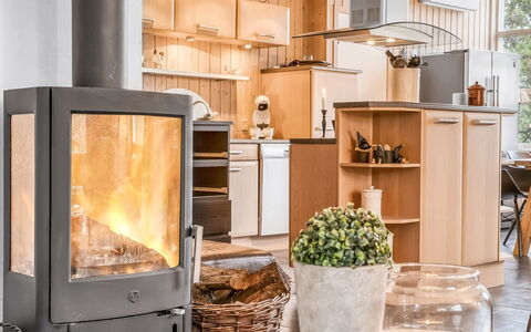 Frido - 500M from the Sea: Mobilia, Interior Design, Pavimentazione, Camera, Sedia, Color Legno, Lampada, Latifoglie, Lampada, Cabinetry