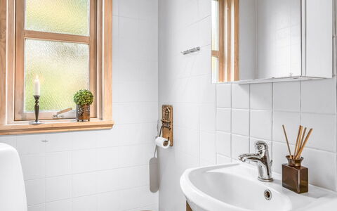 Frido - 500M from the Sea: Bagno, Idraulico Fixture, Interior Design, Pavimentazione, Pavimento, Rubinetto, Lavello, Lavandino Del Bagno, Idraulico, Camera