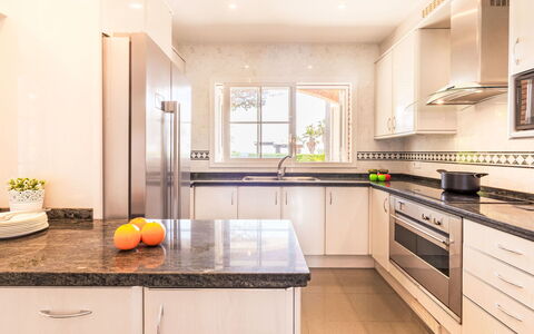 Luxury B: Cabinetry, Controsoffitto, Proprietà, Lavandino Della Cucina, Cucina Stufa, Cucina, Elettrodomestico Da Cucina, Legna, Elettrodomestico, Illuminazione