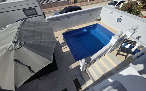 Hamber: Piscina, Pavimento, Pavimentazione, Mobili Da Esterno, Materiale Composito, Ombrello, Cortile, Tempo Libero, Shade, Sedia