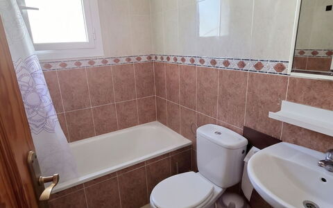 Hamber: Idraulico Fixture, Toilet Seat, Pavimento, Pavimentazione, Gabinetto, Bagno, Idraulico, Interior Design, Lavello, Piastrella